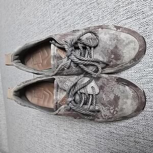 Reef woman's Rover Low Top TX sneakers Size 7.5